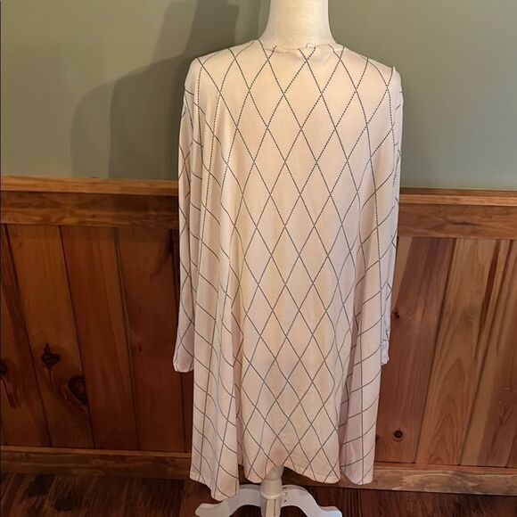 Elegant Cream Cardigan with Diamond Design - Picture 6 of 10
